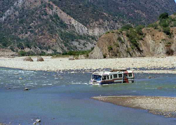 Bus traversant une rivire dans l'altiplano bolivien, Bolivie