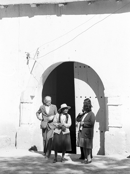 Le père Gustave Le Paige devant son église, San Pedro de Atacama, Chili