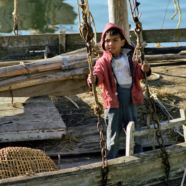 Petit marin sur son bateau, Castro, île Chiloe, Chili