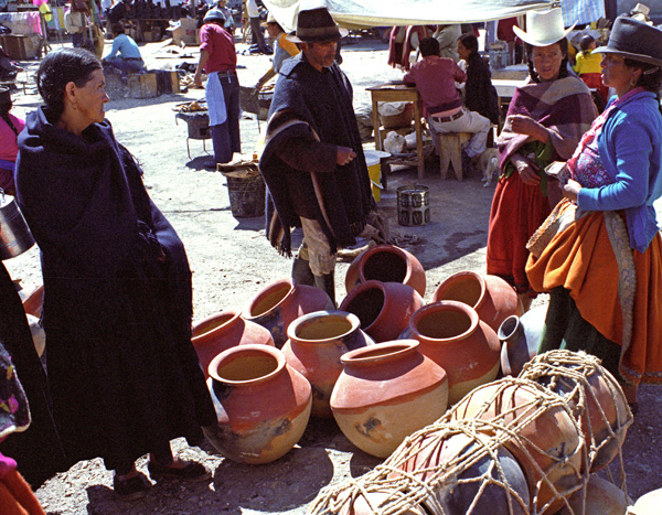 Vendeur de pots, march de Gualaceo, Equateur