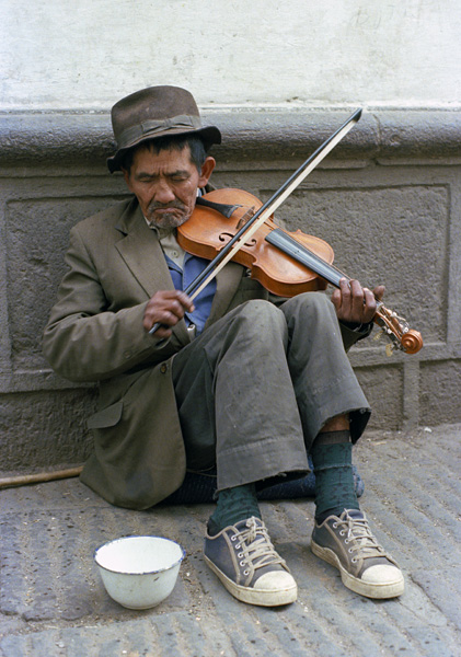 Aveugle jouant du violon, Quito, Equateur