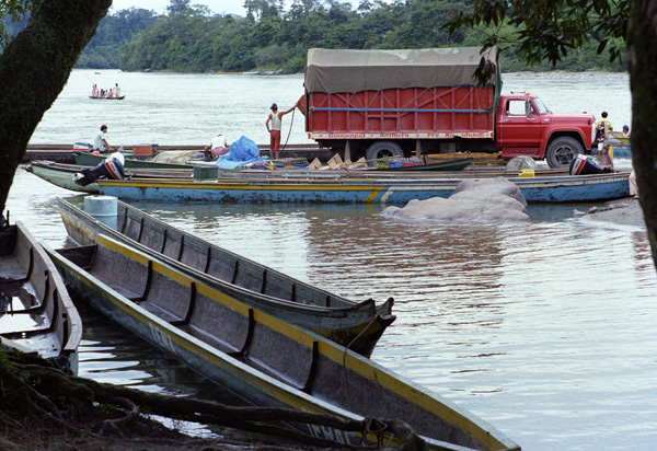 Transport de camion sur le fleuve Napo, Misahualli, Equateur