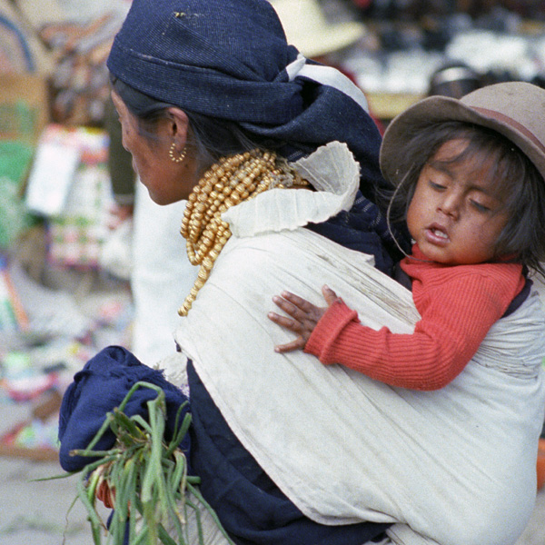 Enfant, marché de Otavalo, Equateur
