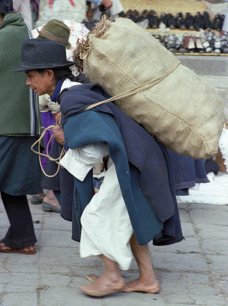 Porteur, march de Otavalo, Equateur