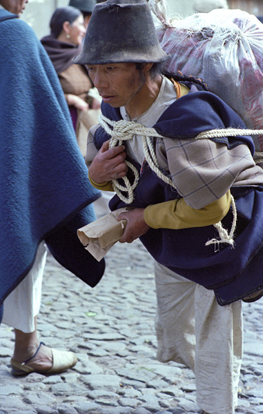 Porteur, march de Otavalo, Equateur