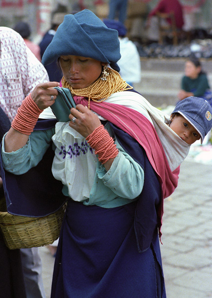 Belle indienne et enfant, march de Otavalo, Equateur