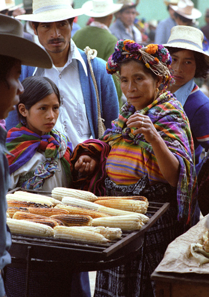 Vendeuse de maïs grillé, Momostenango, Guatemala
