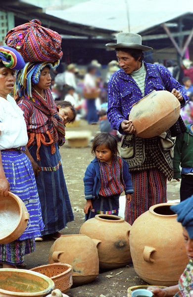 Vendeurs de pots en céramique, marché de Nahaula, Guatemala
