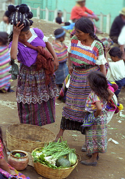 Indiennes et enfant, marché de Nahaula, Guatemala