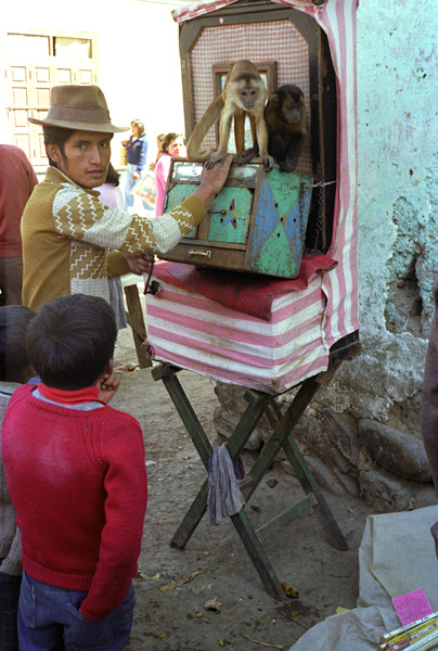Amuseur public, march de Huancayo, Prou