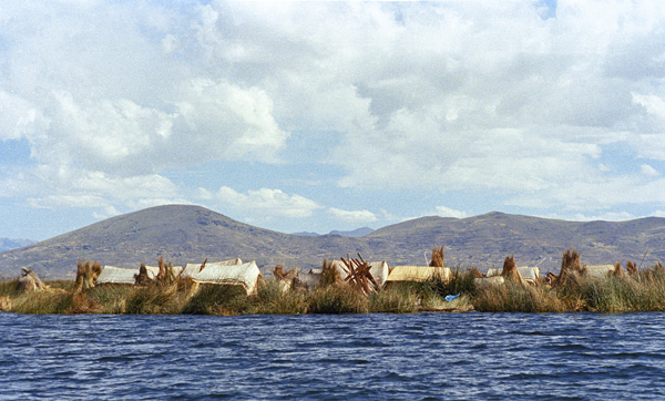 Iles flottantes des indiens Uros, lac Titicaca, Pérou, 1969