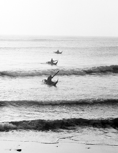 Bateaux de totora ou caballito de totora sur l'océan Pacifique, Huanchaco, Pérou, 1979