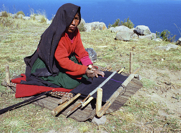 Tissage manuel de la laine, île Taquile, lac Titicaca, Pérou