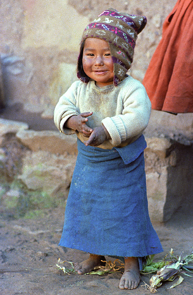 Petit enfant, île Taquile, lac Titicaca, Pérou