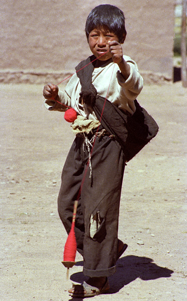 Jeune garçon filant de la laine, île Taquile, lac Titicaca, Pérou
