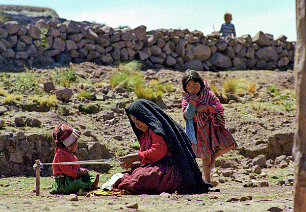 Femme tissant la laine, île Taquile, lac Titicaca, Pérou