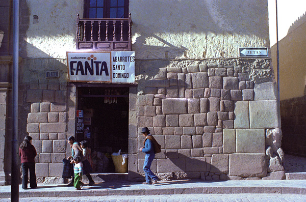 Ancien mur Inca et petit bar, Cuzco, Pérou