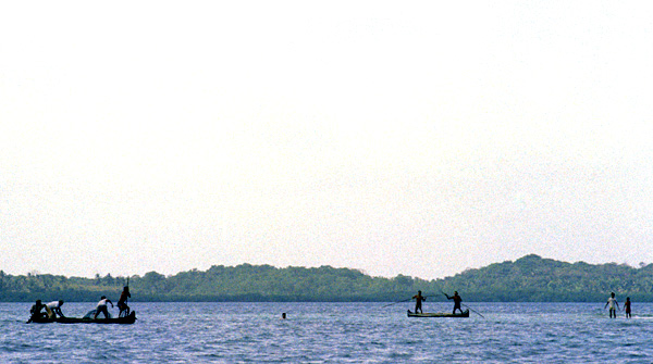 Pêche en groupe, îles San Blas, Panama, 1972