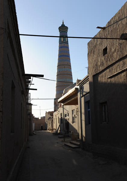 Ruelle et minaret Islam Khodja, Khiva, Ouzbékistan