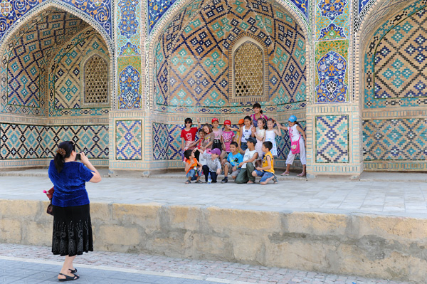 Ecoliers devant la madrasa Nodir Devon Begi, Boukhara, Ouzbkistan