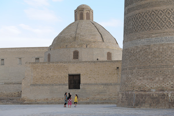 La madrasa Emir Alim Khan prs du minaret Kalyan, Boukhara, Ouzbkistan