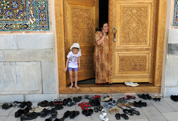 Chaussures devant une salle de prire, Samarkand, Ouzbkistan