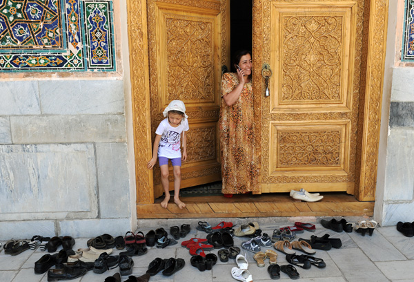 Chaussures devant une salle de prière, Samarkand, Ouzbékistan