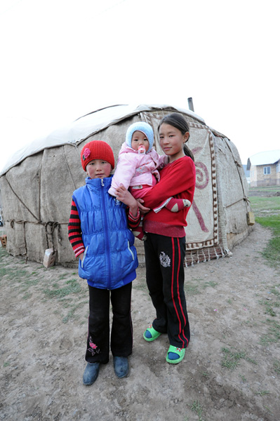 Enfants, village de Sary-Tash, Kirghizistan