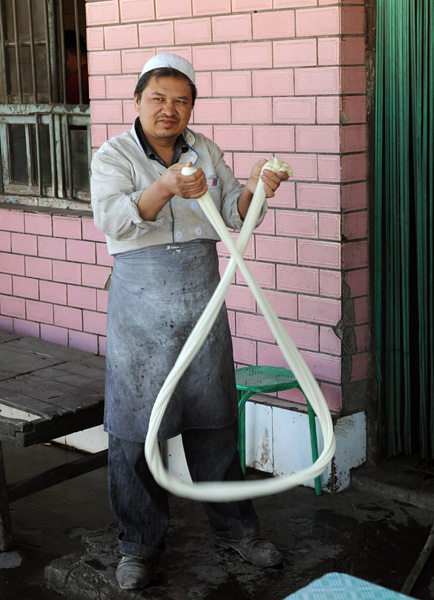 Fabrication des nouilles, village de Kangsu, Xinjiang, Chine