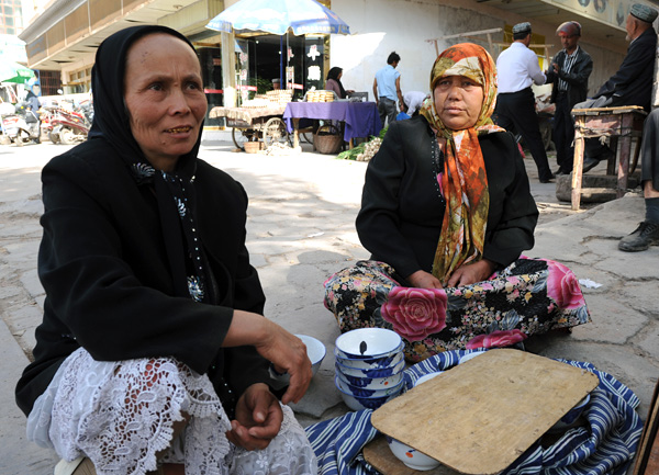 Vendeuses oughoures, Kashgar, Xinjiang, Chine