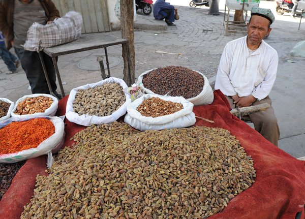 Vendeur ouïghour dans la rue, Kashgar, Xinjiang, Chine