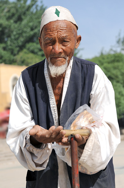 Mendiant devant la grande mosque, Kashgar, Xinjiang, Chine