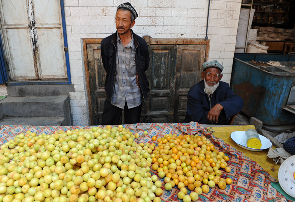 Vendeurs de fruits, grand march du dimanche, Kashgar, Xinjiang, Chine