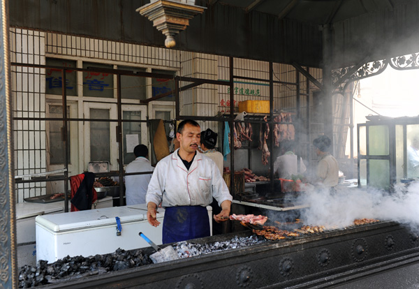 Restaurant servant des grillades de mouton, Kashgar, Xinjiang, Chine