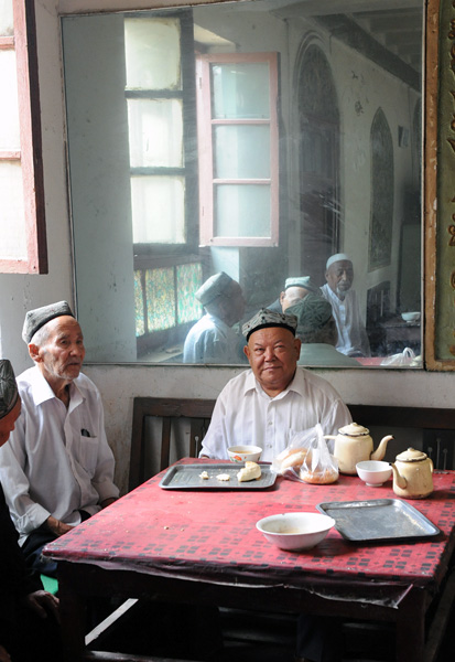 Clients, maison de thé, Kashgar, Xinjiang, Chine