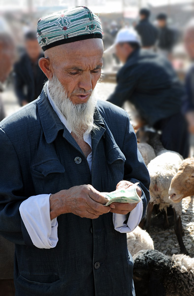 Négociant ouïghour, marché des animaux, Kashgar, Xinjiang, Chine