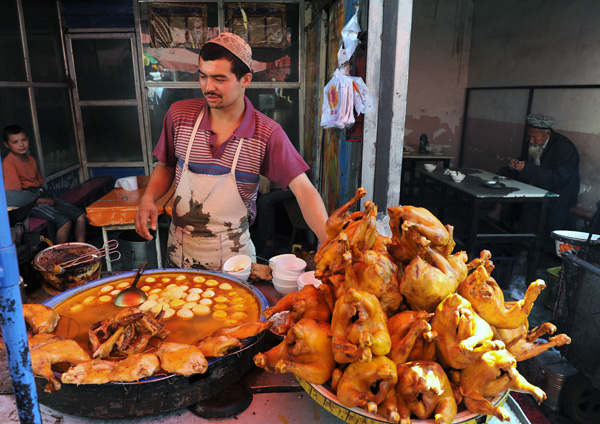 Restaurant oughour servant du poulet, march central, Kashgar, Xinjiang, Chine