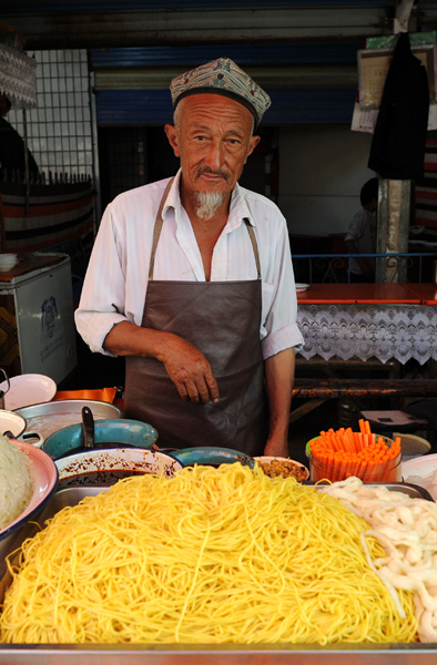 Petit restaurant de nouilles, marché central, Kashgar, Xinjiang, Chine