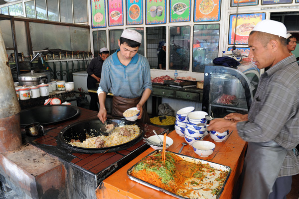 Petit restaurant ouïghour, marché central, Kashgar, Xinjiang, Chine