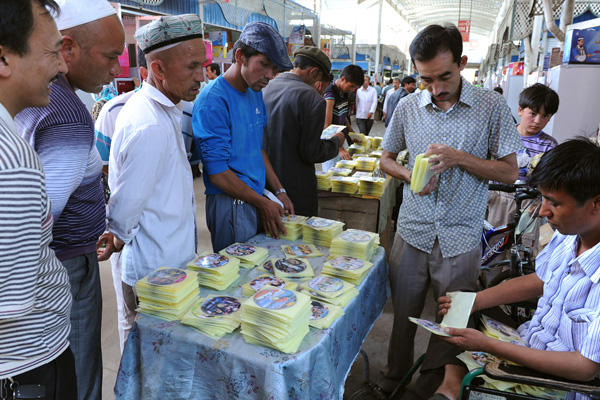 Vente de CDs piratés, marché central, Kashgar, Xinjiang, Chine
