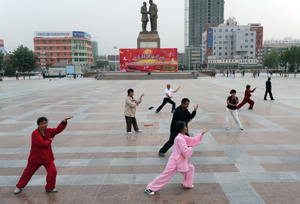 Gymnastique matinale, place du Peuple, Hotan, Chine
