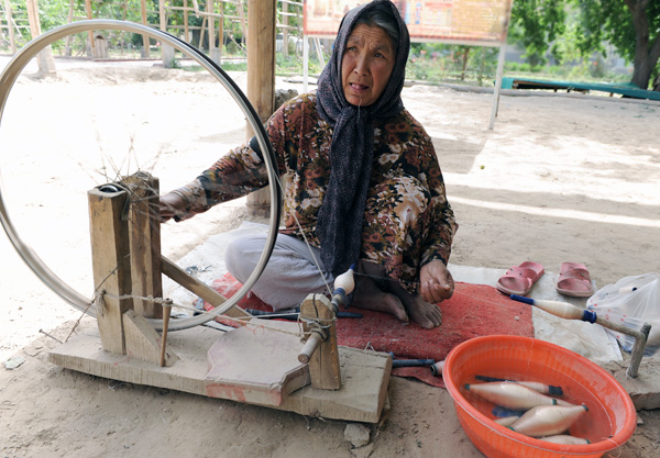 Extraction artisanale de la soie, Hotan, Chine