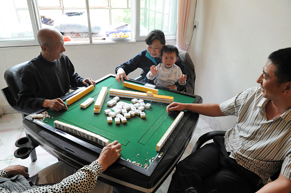 Jeux, village de Baokuxiang, province du Qinghai, Chine