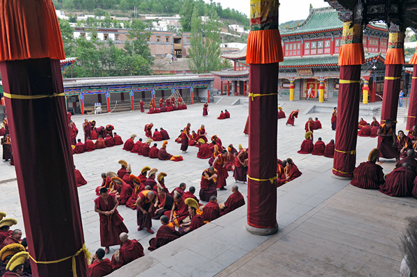 Moines et joutes philosophiques, monastère de Kumbum, Qinghai, Chine