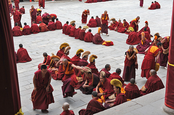 Moines et joutes philosophiques, monastre de Kumbum, Qinghai, Chine