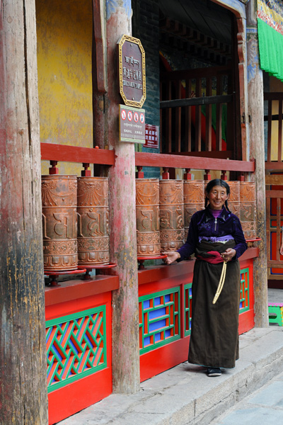 Plerin et rouleaux de prires, monastre de Kumbum, Qinghai, Chine