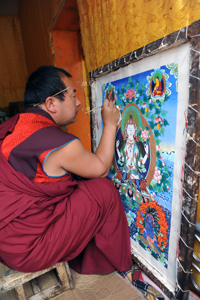 Moine peignant un Thangka, monastre de Wutun, Qinghai, Chine