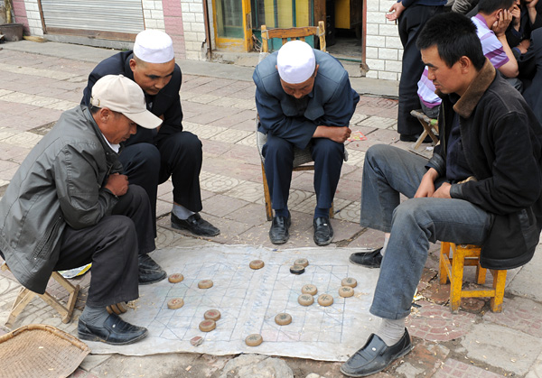 Jeu dans la rue, Tongren, Qinghai, Chine
