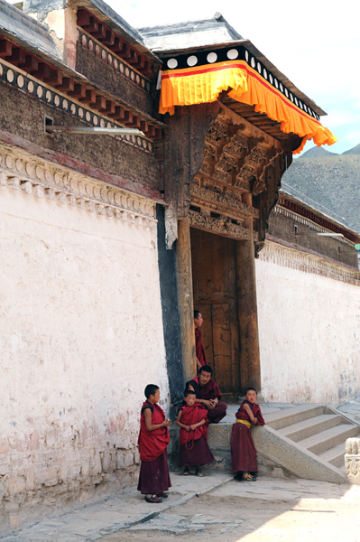 Petits moines, monastère de Labrang, Gansu, Chine