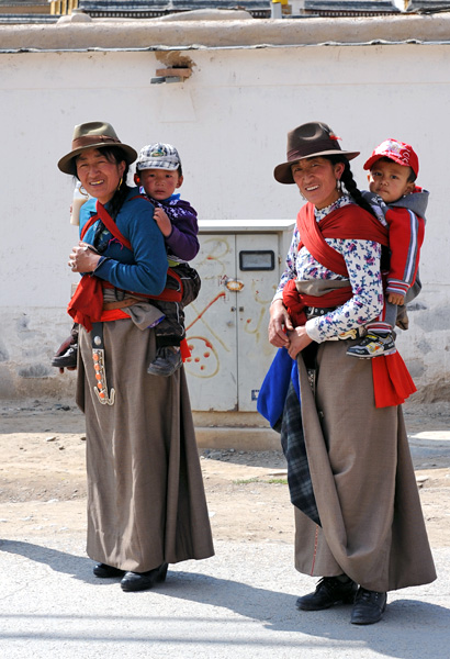 Tibtaines avec enfants sur le dos, monastre de Labrang, Gansu, Chine